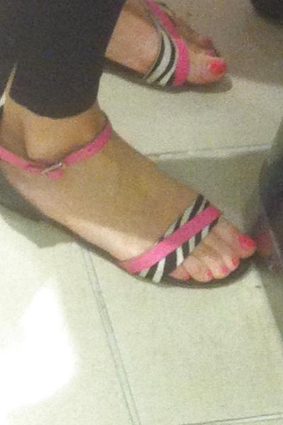 15P Some voyeur feet