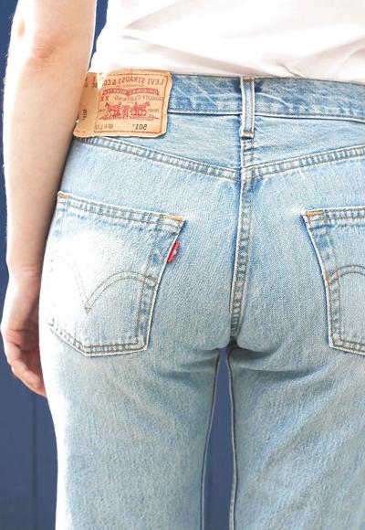 25P Levis 501 ジーンズ Nr.2 を着た女の子