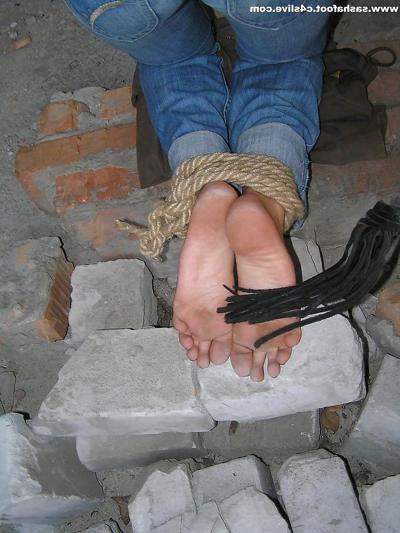 11P Bastinado Pies Sucios