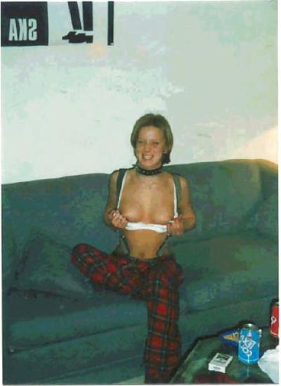 25P Amateur Skinhead Girl