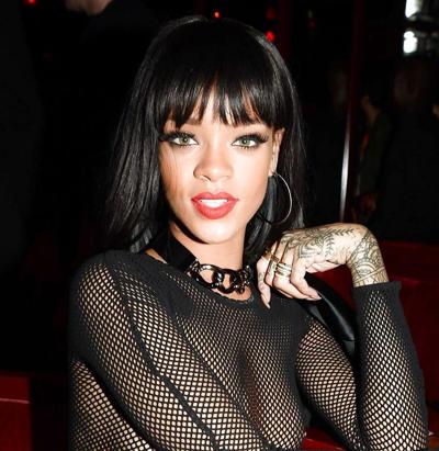 5P Rihannas gepiercte Brustwarzen