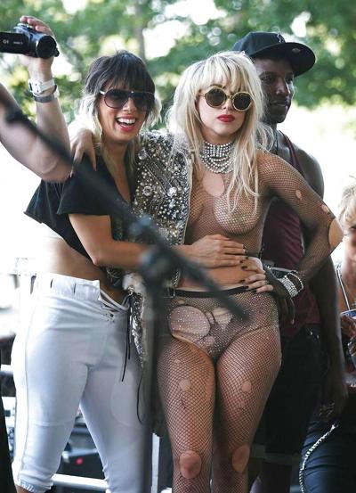 25P Lady Gaga-Brüste mit Sternen auf ihren Brustwarzen auf der Bühne