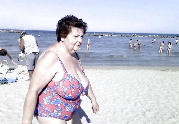 25P Lindas mulheres maduras na praia