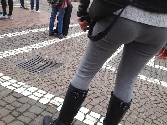 15P Voyeur - round Booty in leggins and boots