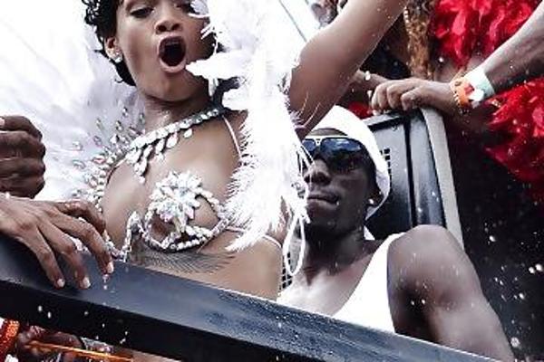 25P Rihanna festival string, elle est prête pour la baise 2014