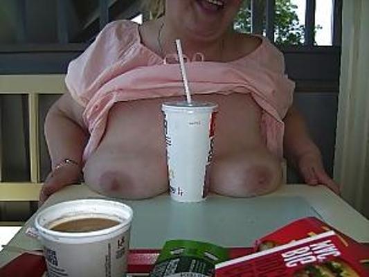 11P Titten im Restaurant 