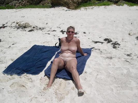 25P Mature Beach Nudists
