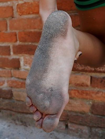 25P Barefooter nude public 02