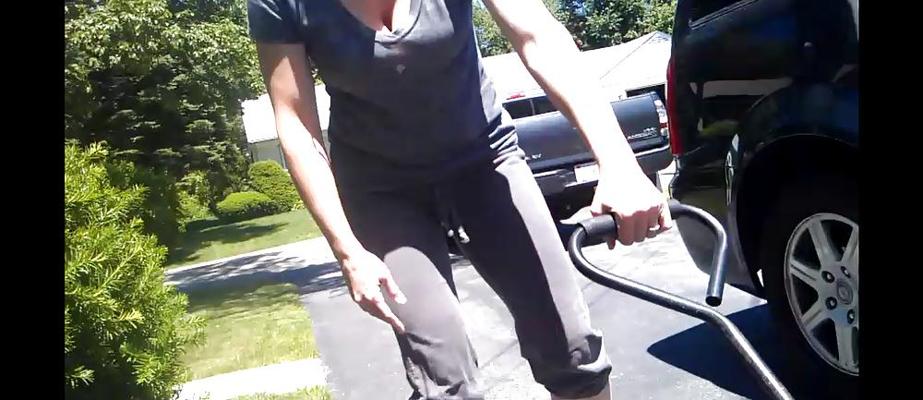 8P MILF Cleavage