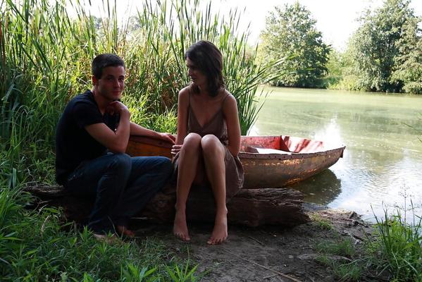 20P Who seduce who - lusty couple in nature