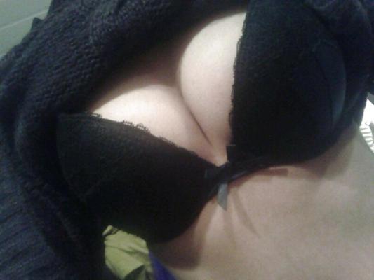 4P Indian gf's cleavage 