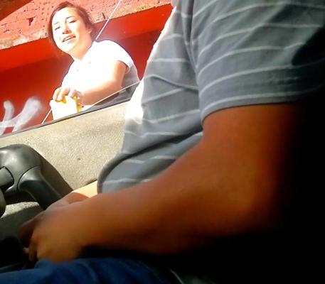 8P Flashing mostrando el pene a una chica de prepa