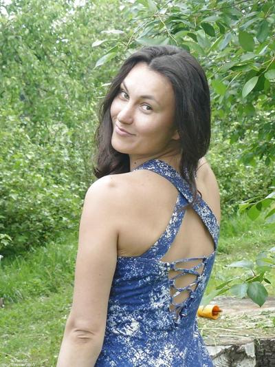 8P GIRLS AROUND THE WORLD - Landy in the Public Garden