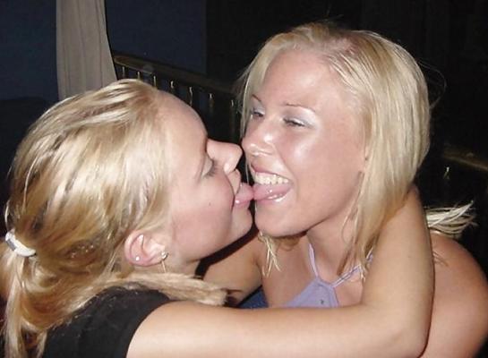 9P SAS Girls  haveing a kissing time