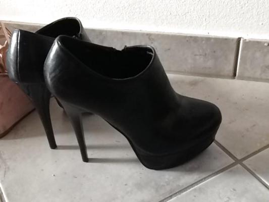 20P Candid shoe shoots