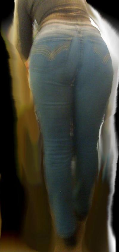 11P Ehrlicher Arsch einer Pawg-Milf in Jeans. Hinterer Cameltoe.