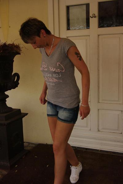 25P German flashing milf topless in jeans