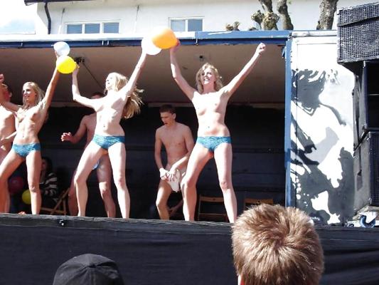 8P Naked on stage 3