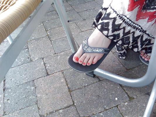 4P Linn 's Candid Feet - Female feet with red painted nails