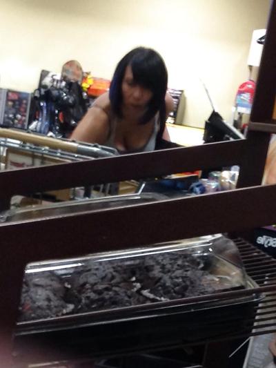 10P Dame asiatique candide aux gros seins