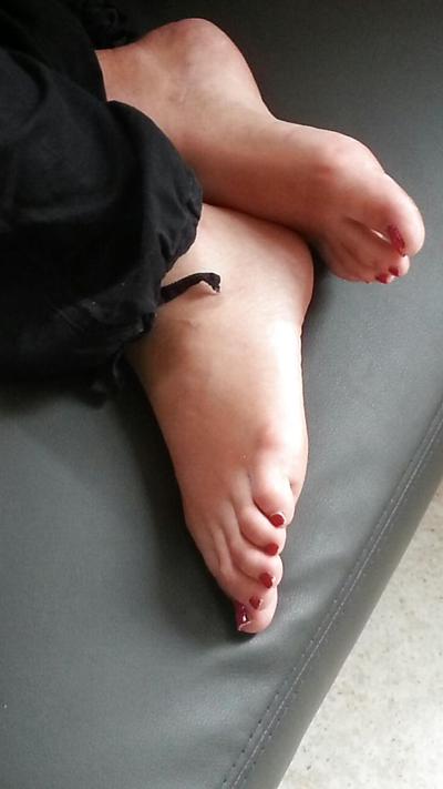 15P フランス人の恋人の妻の赤い足のつま先