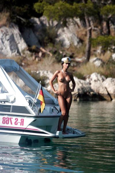 25P Girls nude beach
