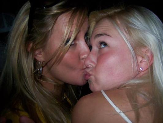 25P Girls Kissing Girls 6