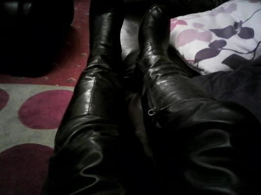 6P Wife in leather jacket