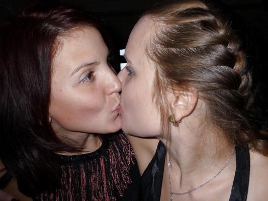 25P Girls Kissing Girls 11