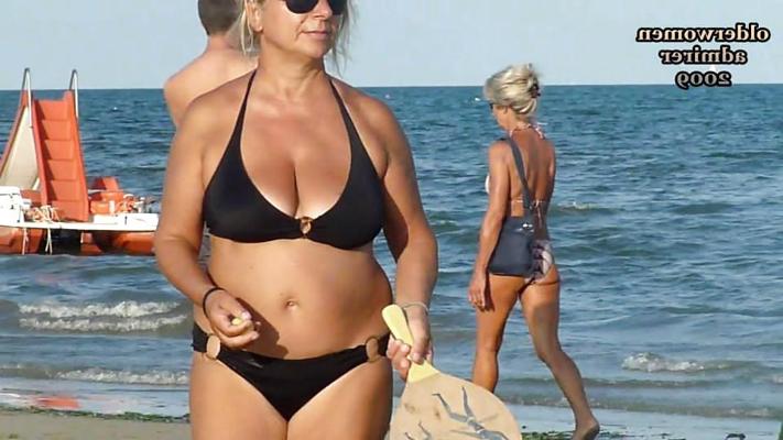25P Les salopes d'à côté mûrissent en bikini, aux gros seins et aux culs