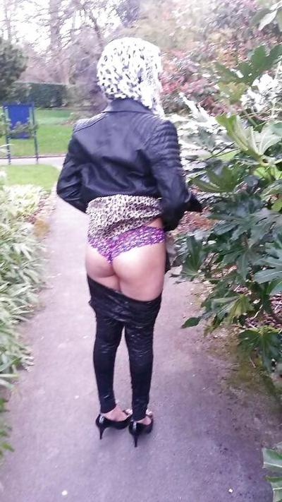 22P Turbani sexy et excitée clignotant femme britannique