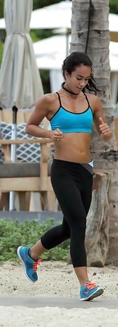 5P AJ Lee Tétons durs dans un soutien-gorge de sport