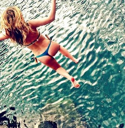 7P Alexa Vega – Tanga-Bikini Hawaii