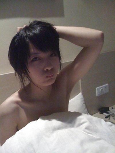 6P 小さな胸の毛むくじゃらのアジアの女の子が広がる