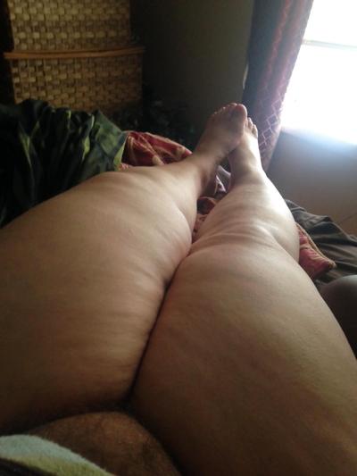 4P Jambes épaisses et chatte poilue sexy de Wifey