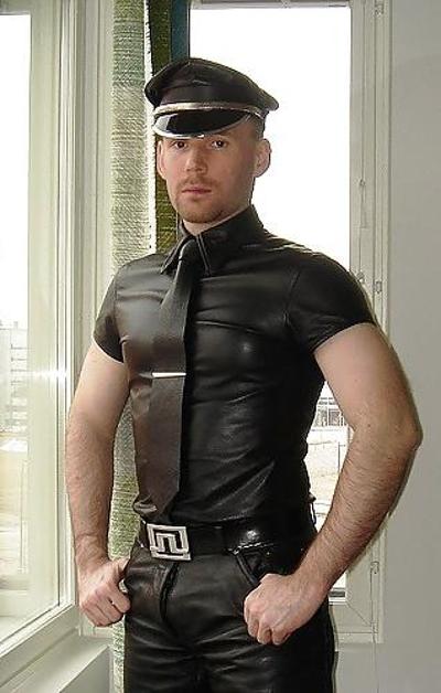 25P Men in leather, rubber or latex