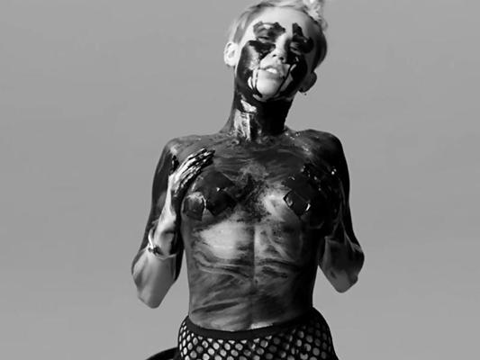 18P Miley Cyrus dans la vidéo de la tournée Bangerz en toile de fond