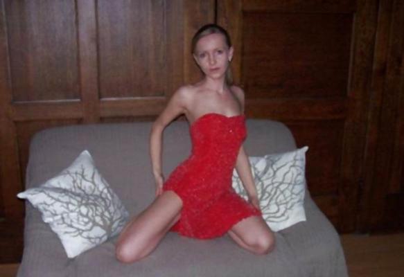 8P Divorced wife, presenting her hot body, to get sex-dates !