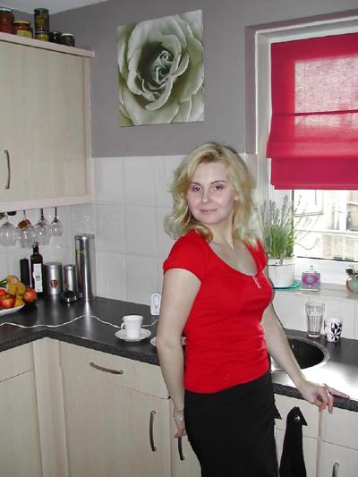 25P Beautiful blonde mom posing for photos
