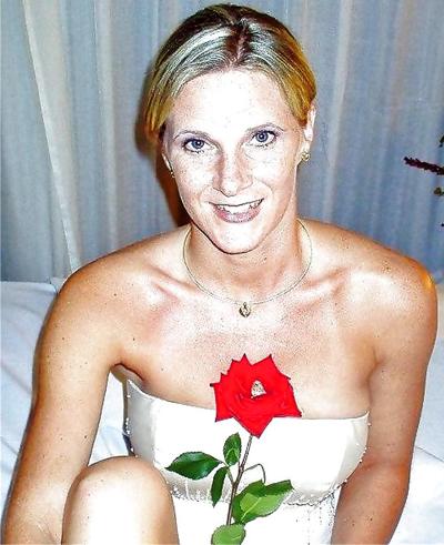 8P Bed of Roses - Private Pics of a hot blonde German MILF