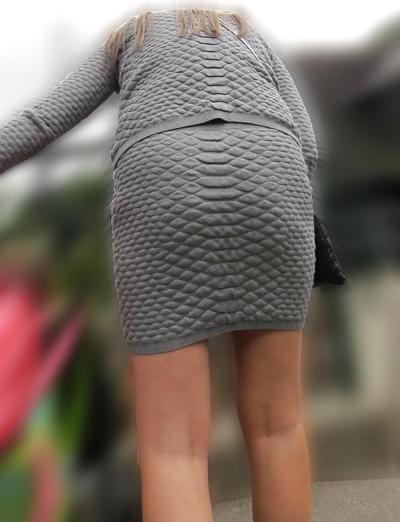 21P 非常に短いスカートをはいたセクシーなブロンドが長い脚を明らかにします