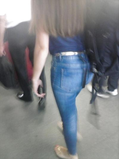 4P Chaud plus âgé trentenaire jeans serrés candide