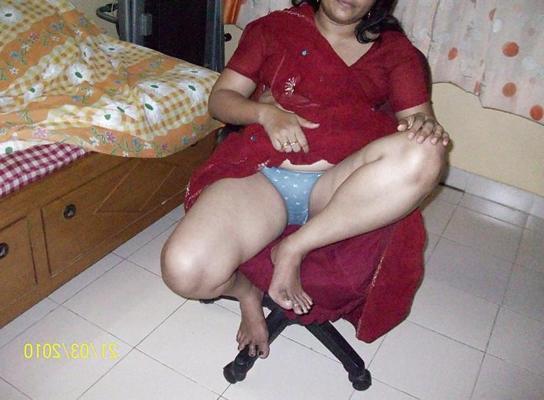 25P Tante indienne se déshabillant 1