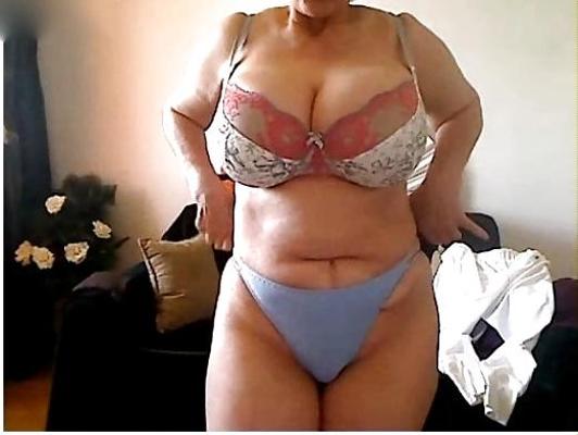 25P Mature woman showing nice body and big tits