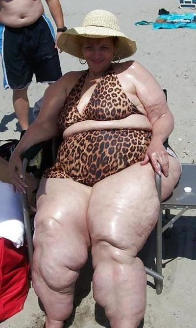 25P Mature women in bikinis 