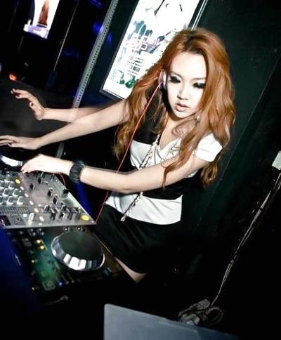 16P セクシーな女性DJ
