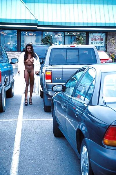 25P Jennifer Black Woman Public Nudity