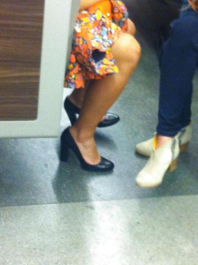 6P セクシーな脚を持つホットなブルネット