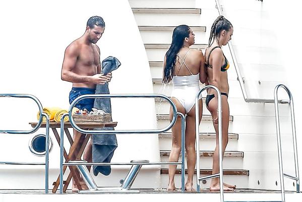 14P Selena Gomez - cul de maillot de bain sexy