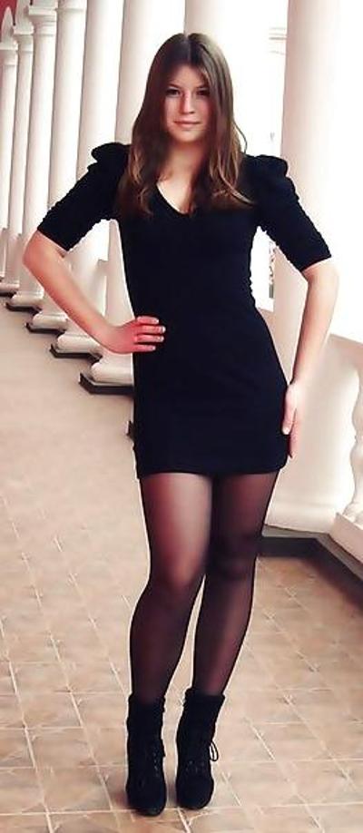 25P Девушки в мини-юбке в колготках 12